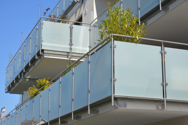 Sichtschutz aus Milchglas am Balkon