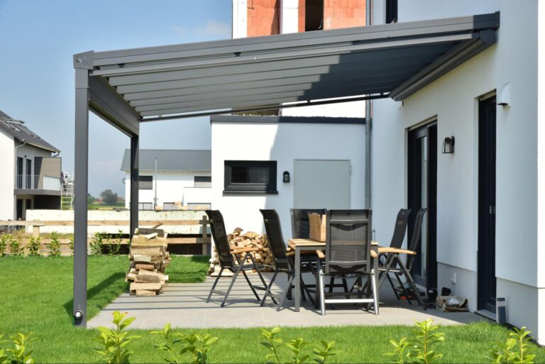 Wohnhaus mit überdachter Terrasse als Symbolbild für die Reinigung einer Terrassenüberdachung