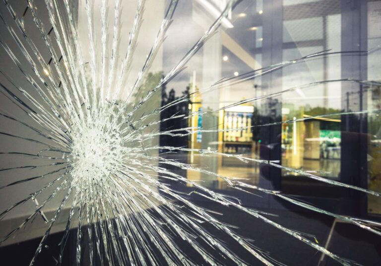 Kaputtes Glas als Symbol für Glasbruch und Versicherung